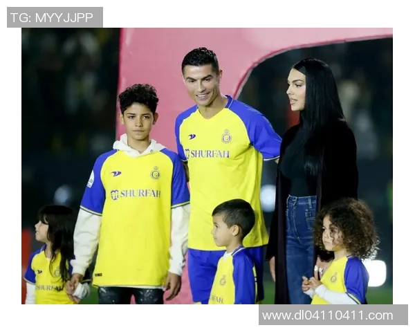 C罗与夜店大亨联手在马德里开私密沙龙:进入者制止带手机